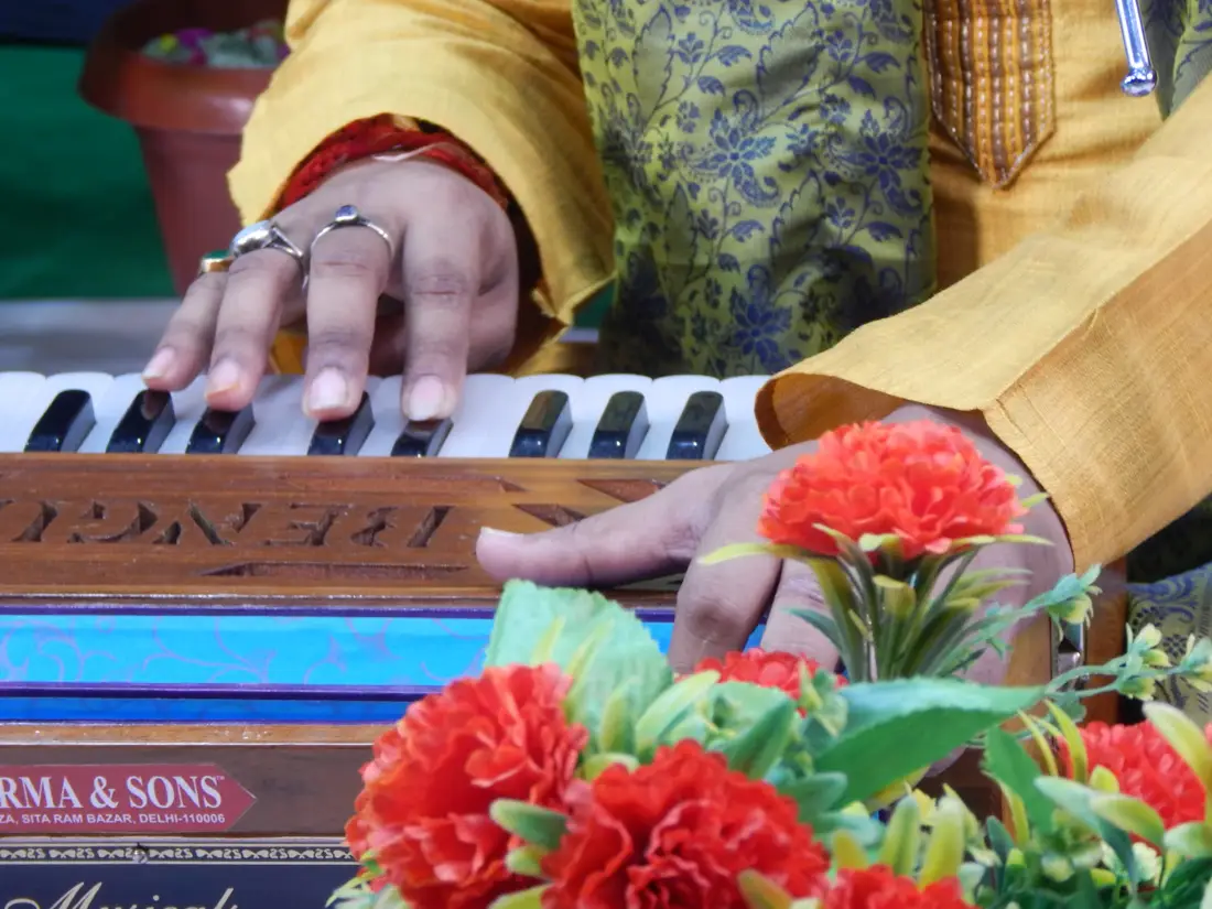 Harmonium with red flowers by Events by OT